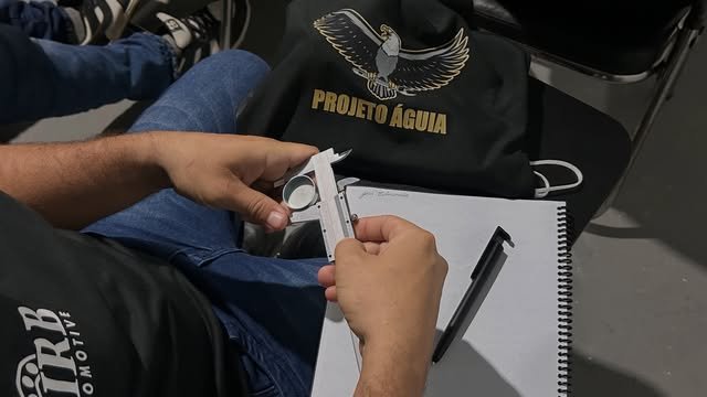 Aluno do Projeto Águia realizando medição com paquímetro durante aula prática