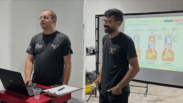 Professores do Projeto Águia durante aula teórica